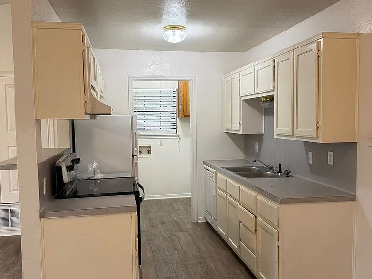 802 Hackberry St — Photo 8