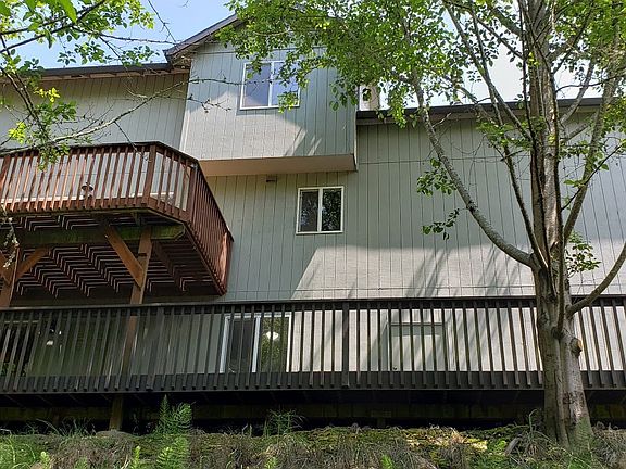 5th image of 215 NE 49th Ave