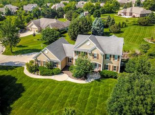 8613 S Parkland Ct, Franklin, WI 53132