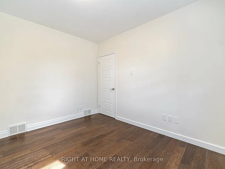 154 Martin Grove Rd — Photo 16