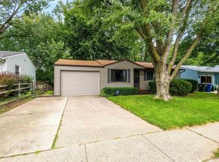 1105 Hillandale Rd, Davenport, IA 52804