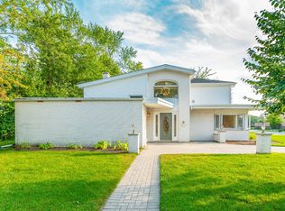 6851 N East Prairie Rd, Lincolnwood, IL 60712