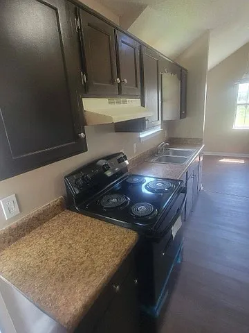 3 bed, 1050 sqft, $2,100 — Photo 3