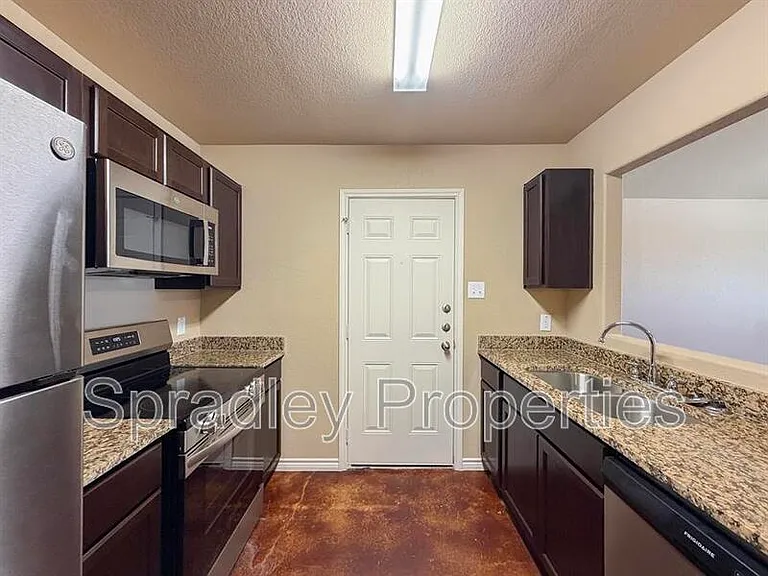 1047B Edwards Dr — Photo 12
