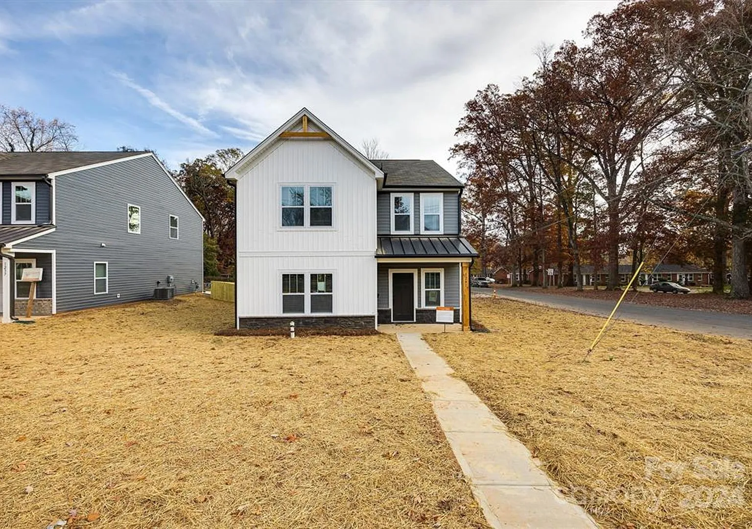 Modern Charlotte Living Gorgeous 3BR + Loft Near Uptown! — Photo 1