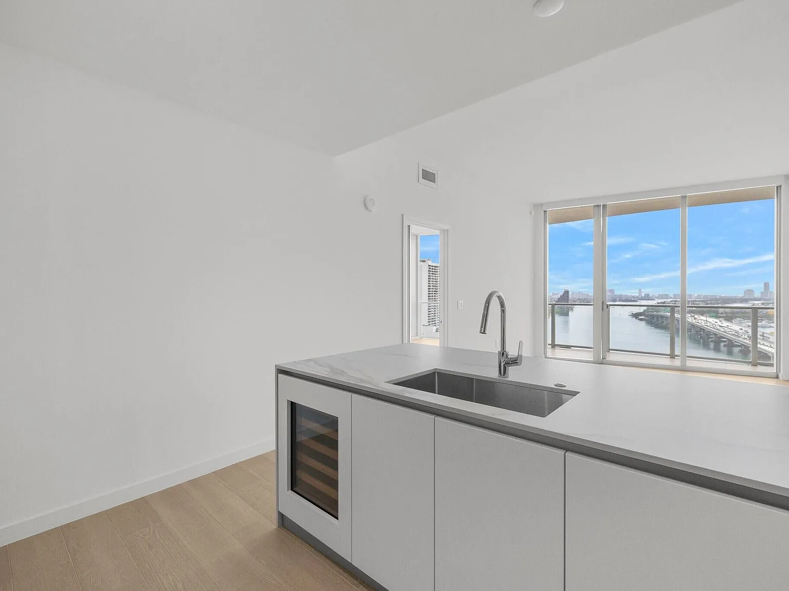 1 bed, 2.0 bath, 1216 sqft, $5,900 — Photo 4