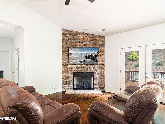 4th image of 3060 Oakwood Hills Ln