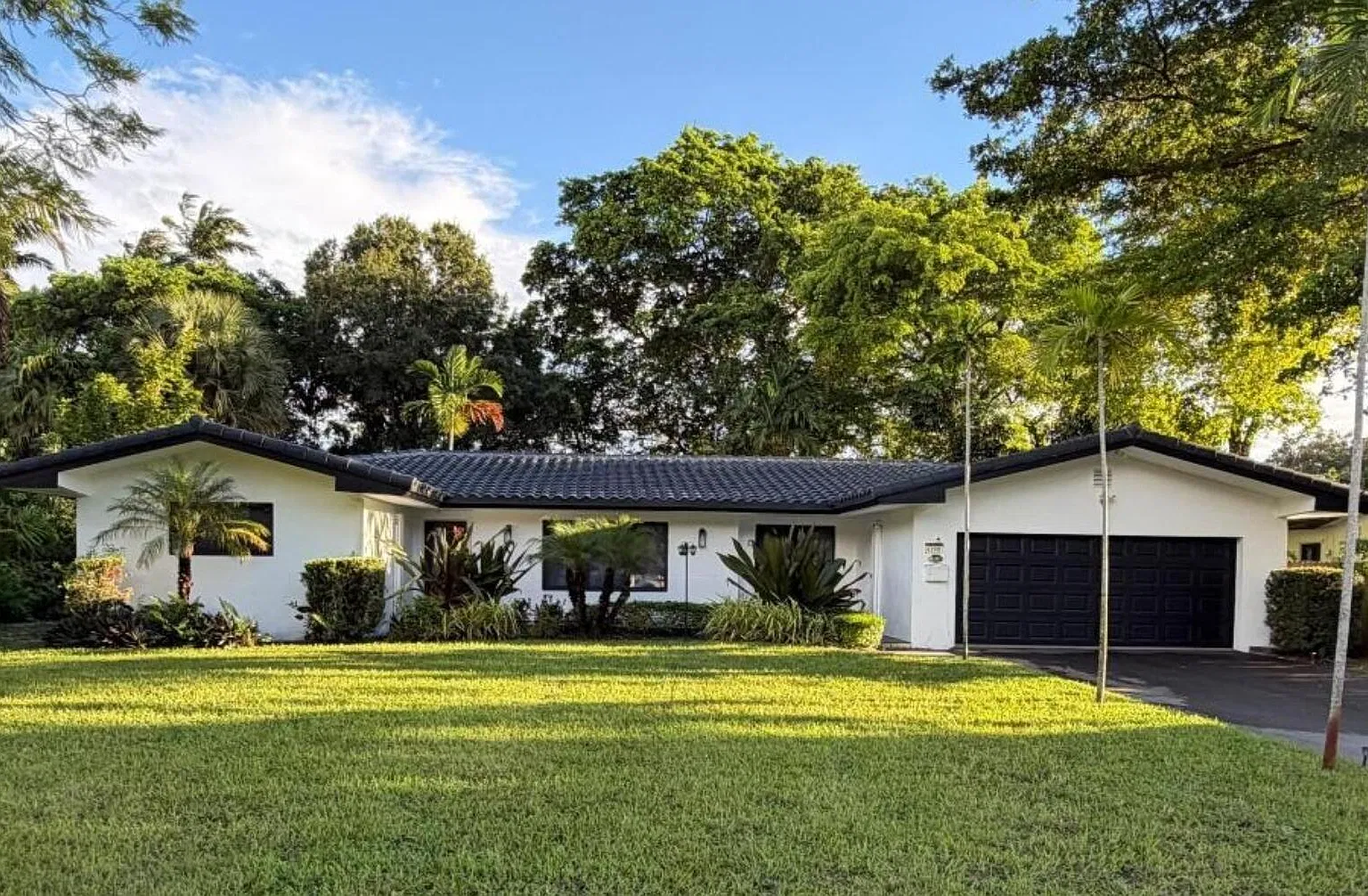 3 bed, 2.0 bath, 1938 sqft, $5,200 — Photo 1