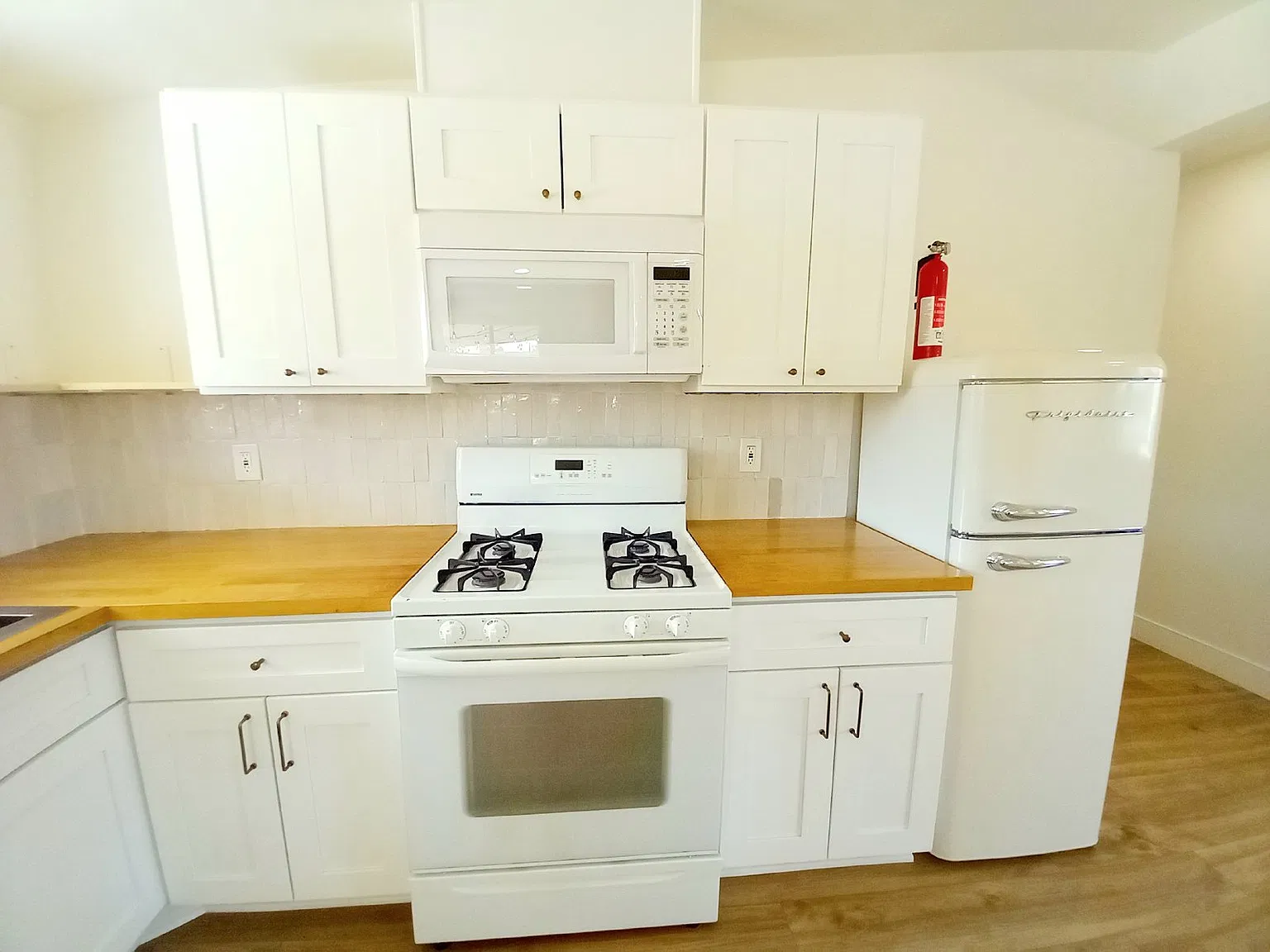 3 bed, 2.0 bath, 1026 sqft, $1,925 — Photo 4