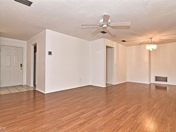 5th image of 36 Carriage Hill Cir