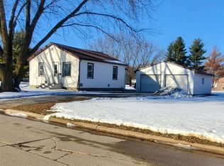931 1st St NW, Oelwein, IA 50662
