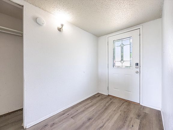 5th image of 722 Meadowglen Dr