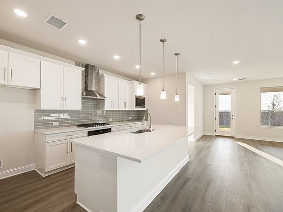 4th image of 2012 Beeflower St