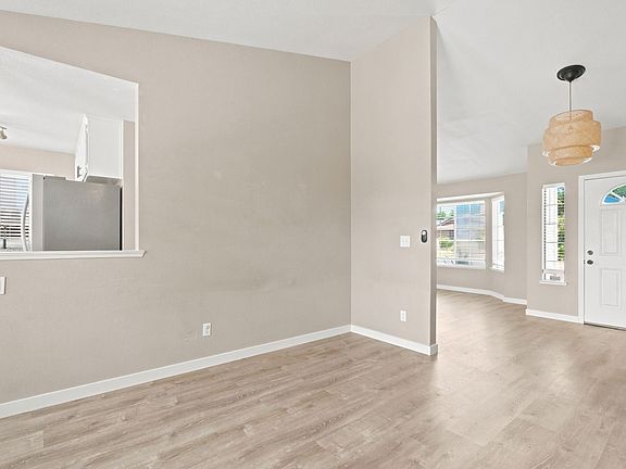 3rd image of 8034 Fairlands Way