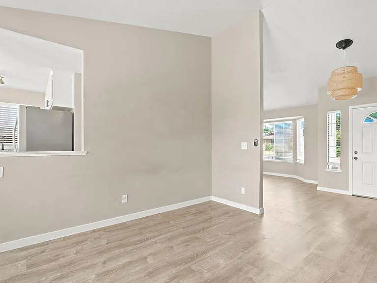 8034 Fairlands Way — Photo 3