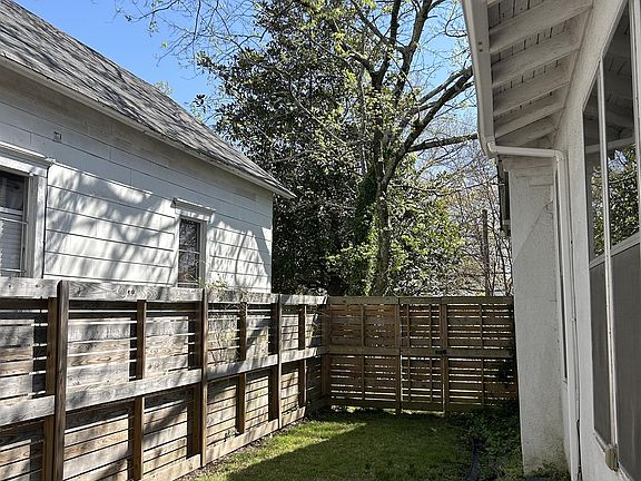 4th image of 1016 W Grand Ave