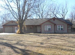 806 S Broad St, Nowata, OK 74048
