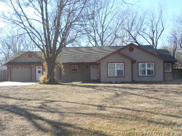 806 S Broad St, Nowata, OK 74048
