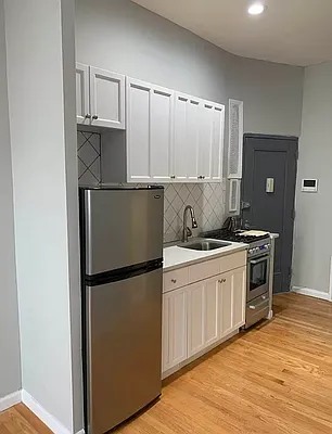 Rented by Salon Realty Corp | media 6