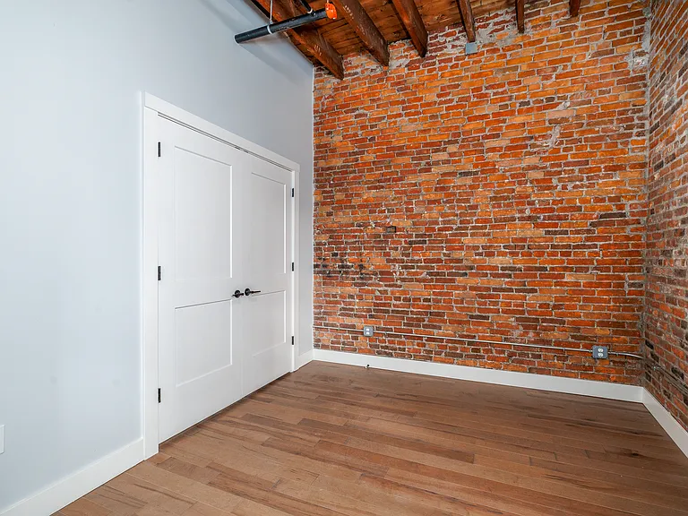 Hotel Street Apartments — Photo 27
