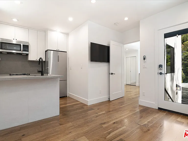 2553 1/2 Glen Green St — Photo 9