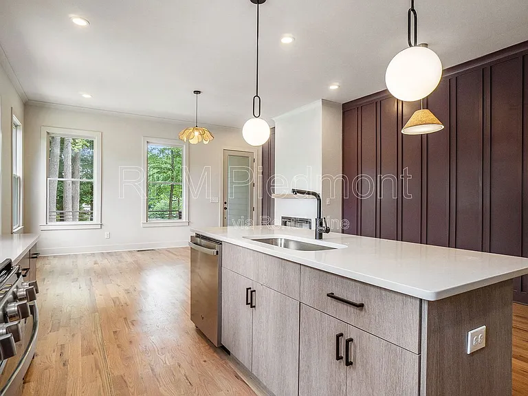 1081 Hill St SE #B — Photo 16