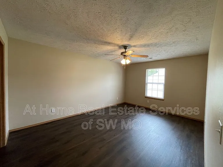 1245 N Northwood Ave — Photo 5