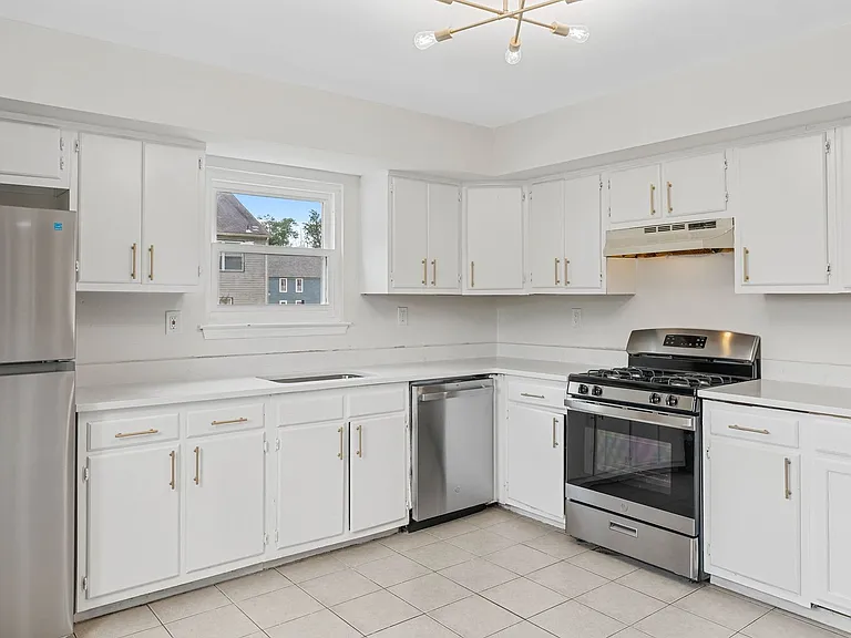 7 Andrea Dr — Photo 1