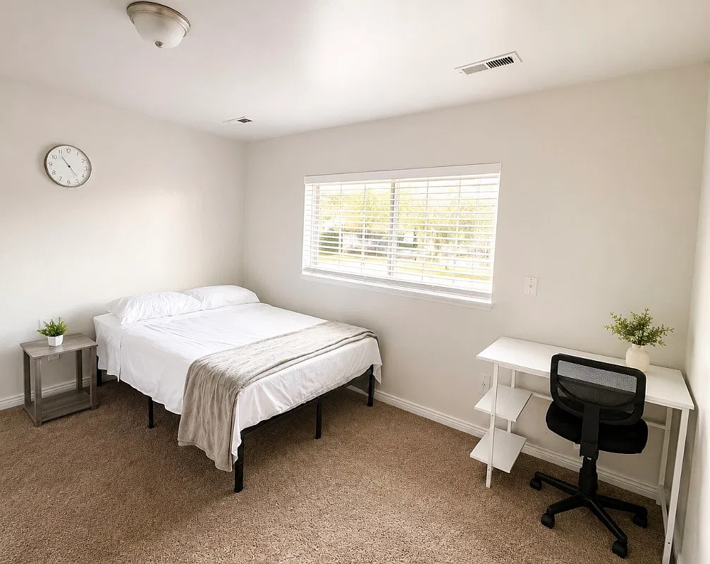 5 bed, 2281 sqft, $800 — Photo 1