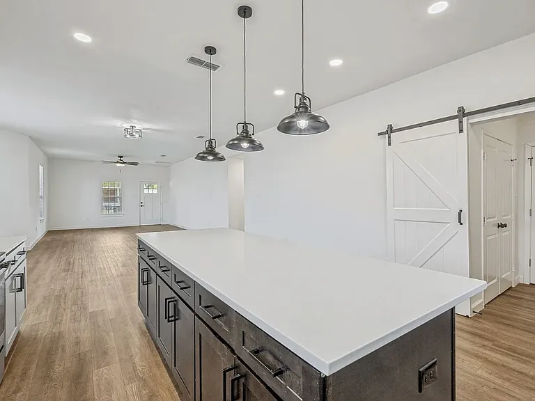 1704 S Jennings Ave — Photo 9