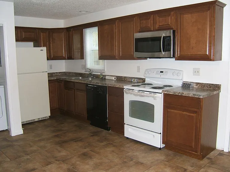 847 Deerfield Rd — Photo 3