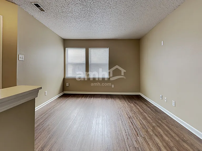 2300 Shadowbrook Dr — Photo 6