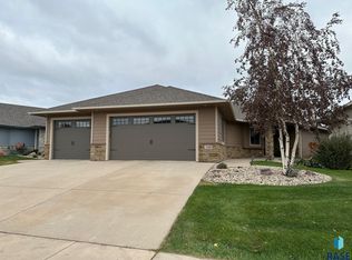 700 E Shadow Creek Ln, Sioux Falls, SD 57108