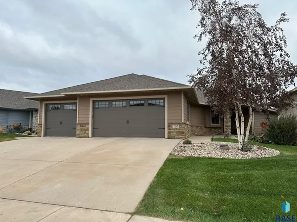 700 E Shadow Creek Ln, Sioux Falls, SD 57108
