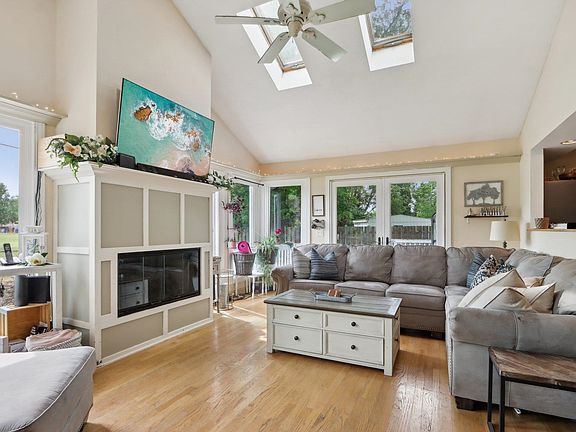 4th image of 1526 Greenwich Ln