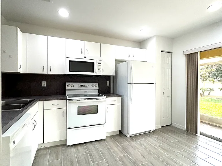 1007 Arezzo Cir — Photo 4
