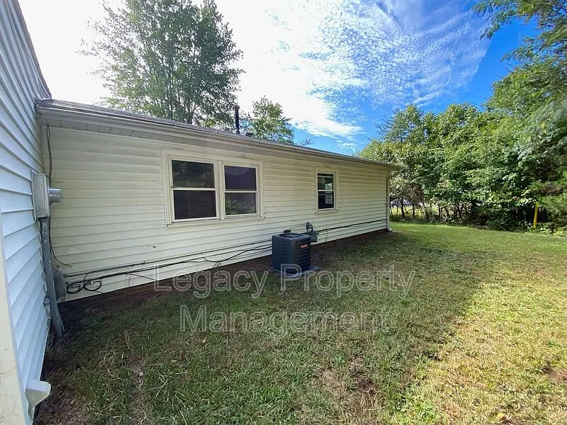 3 bed, 1.0 bath, 1050 sqft, $1,350 — Photo 2