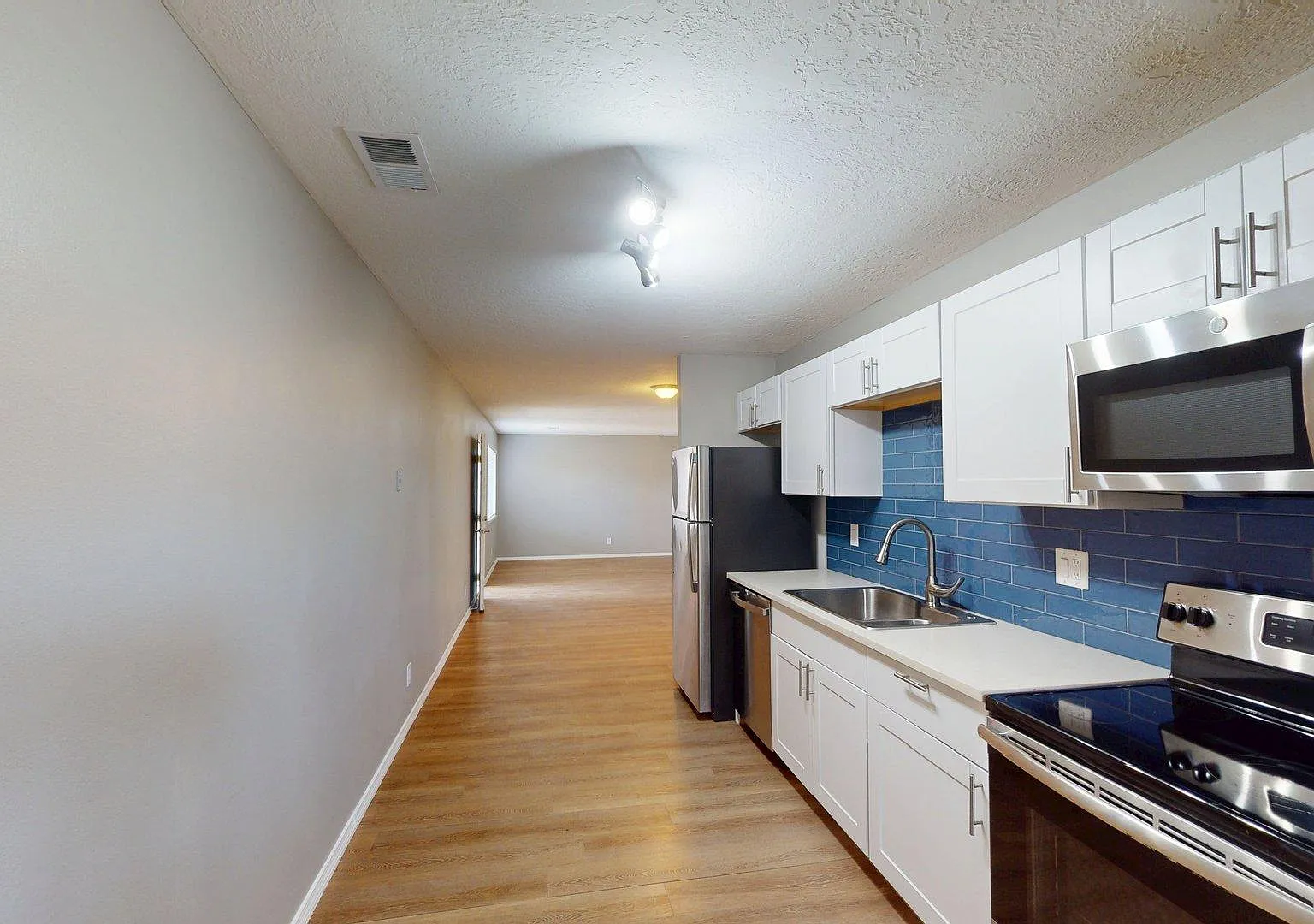 Completely Remodeled 2 Bed 2 Bath Apartment on Conchas Park — Photo 1
