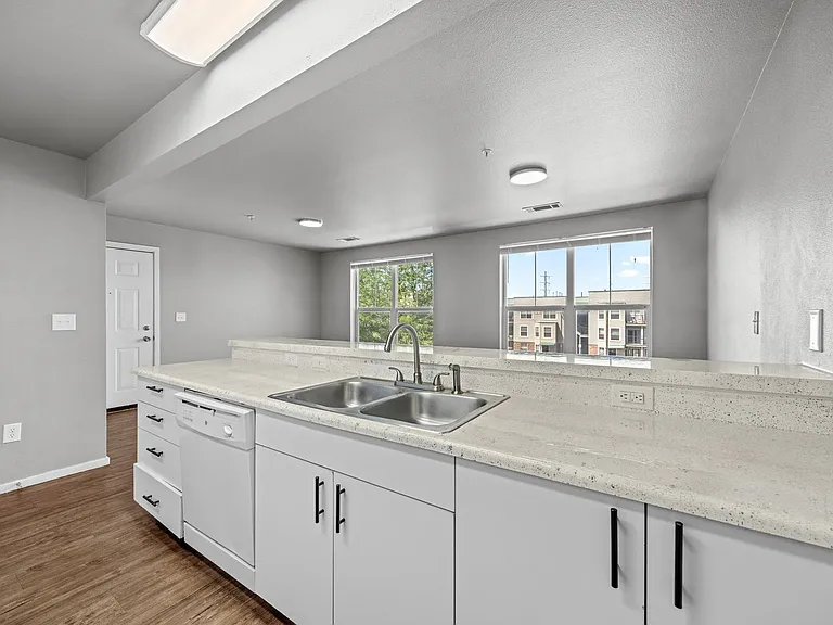 Gateway Crossing Apartments — Photo 12