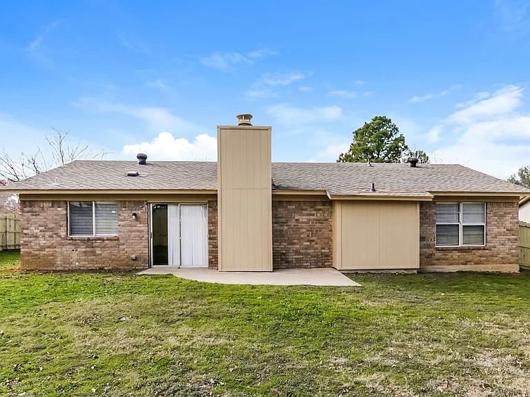 2727 Lucas Dr — Photo 15