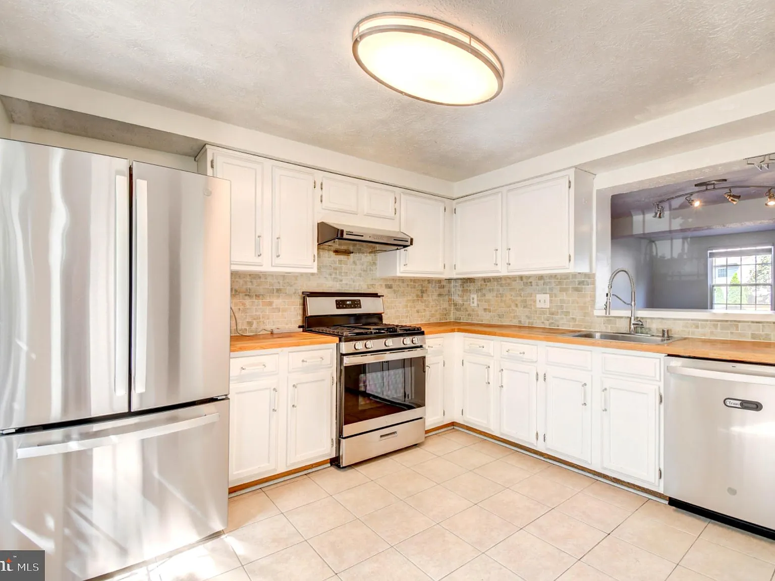 3 bed, 3.5 bath, 1950 sqft, $3,450 — Photo 4