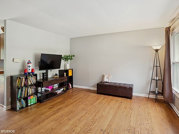 2nd image of 525 Andrew Ln