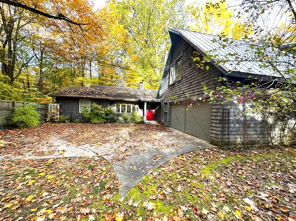 7477 Linwood Dr, Sawyer, MI 49125