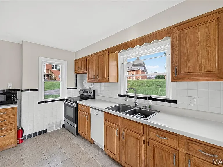 105 N Elm St — Photo 14