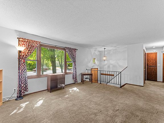 5th image of 324 11th Ave SW