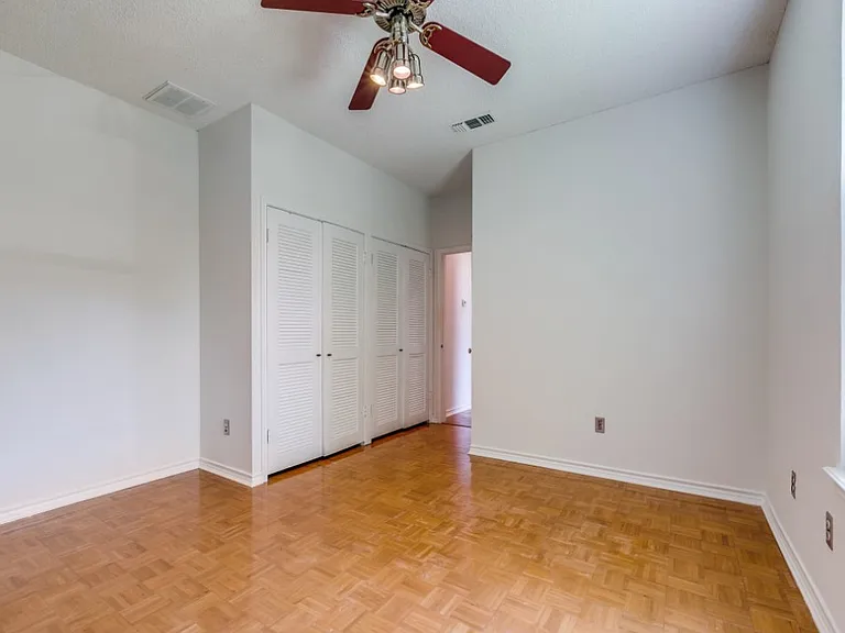 3915 Hunters Crest St — Photo 34