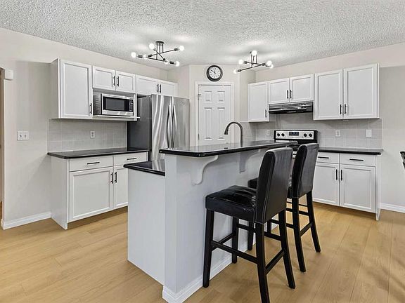 4th image of 16 S Evansbrooke Rise NW