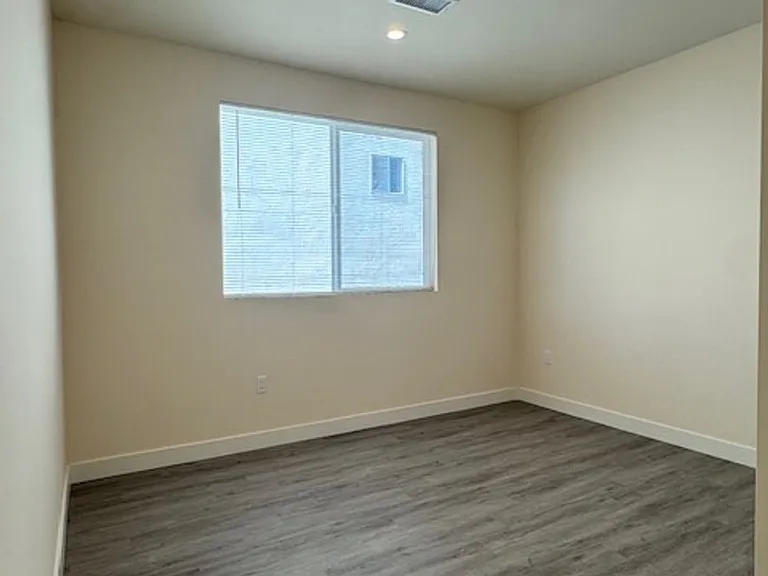 5014 Kester Ave — Photo 14