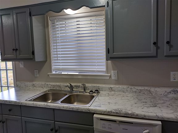 5th image of 605 Elm St