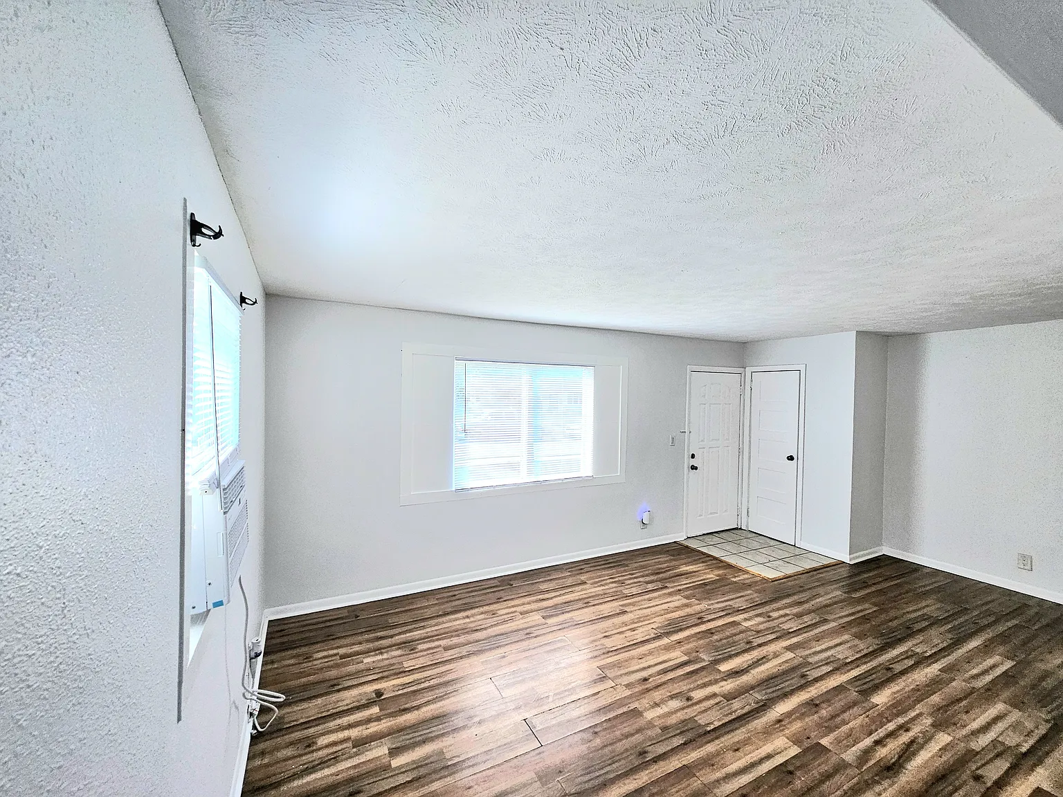 2124 Martha Ave — Photo 3